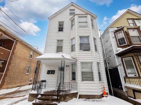 8632 S Escanaba Avenue , Chicago, IL 60617
