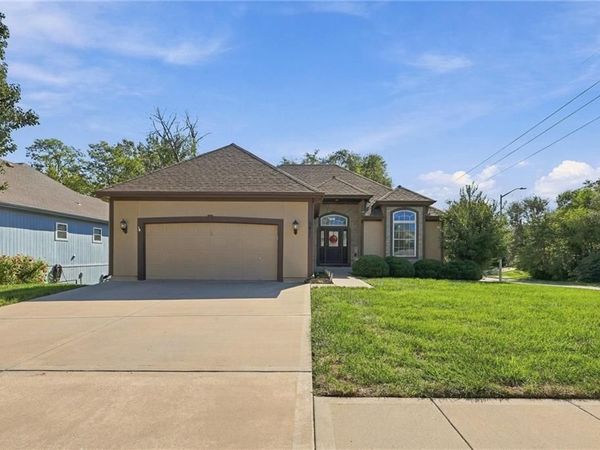 9451 N Adrian Avenue, Kansas City, MO 64154