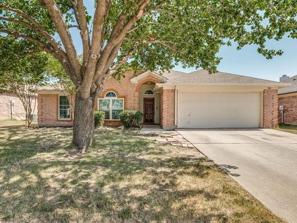 540 Cambridge Drive, Saginaw, TX 76179