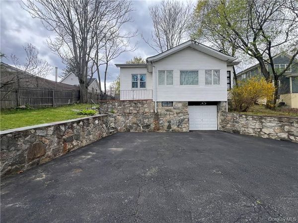 3180 Lincoln Drive , Mohegan Lake, NY 10547