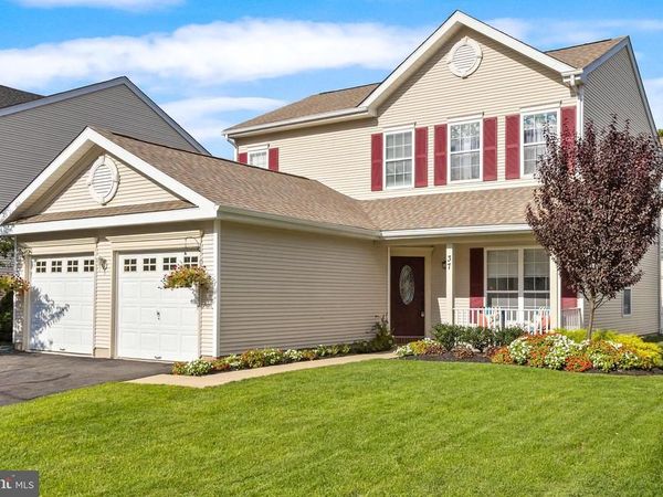 37 ARROWHEAD DRIVE, BURLINGTON, NJ 08016