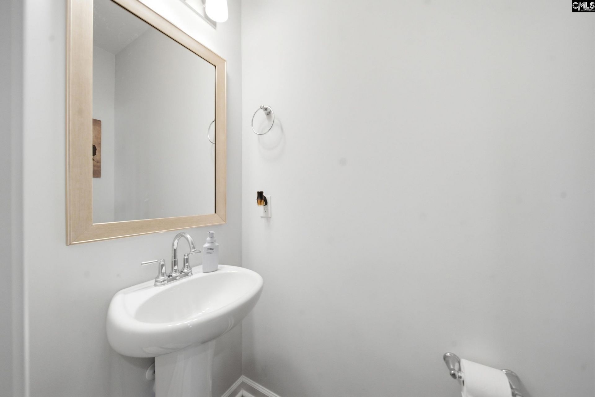 2818 Lugard Road  Photo 5