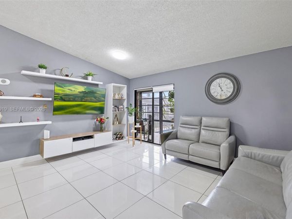 827 NE 199th St, Unit 206, Miami, FL 33179