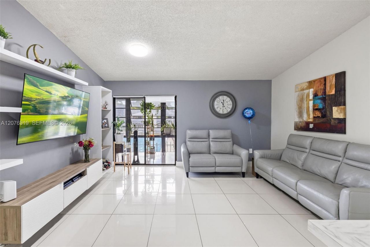 827 NE 199th St, Unit 206, Miami, FL 33179 Photo
