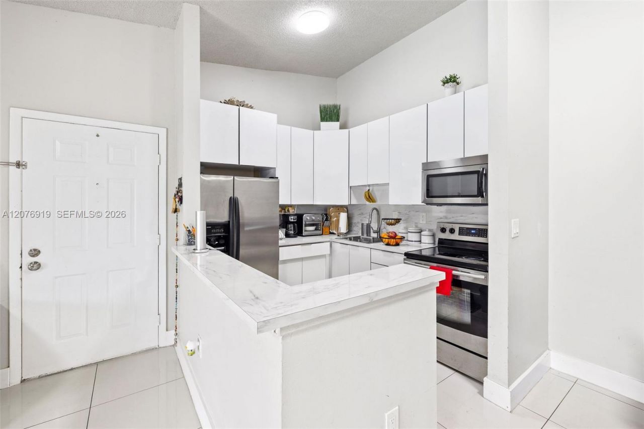 827 NE 199th St, Unit 206, Miami, FL 33179 Photo