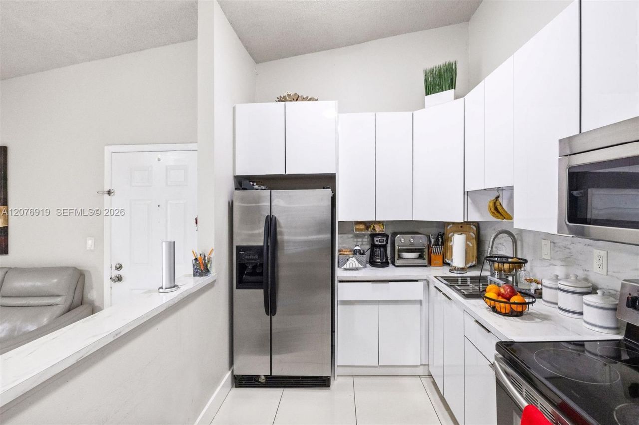 827 NE 199th St, Unit 206, Miami, FL 33179 Photo