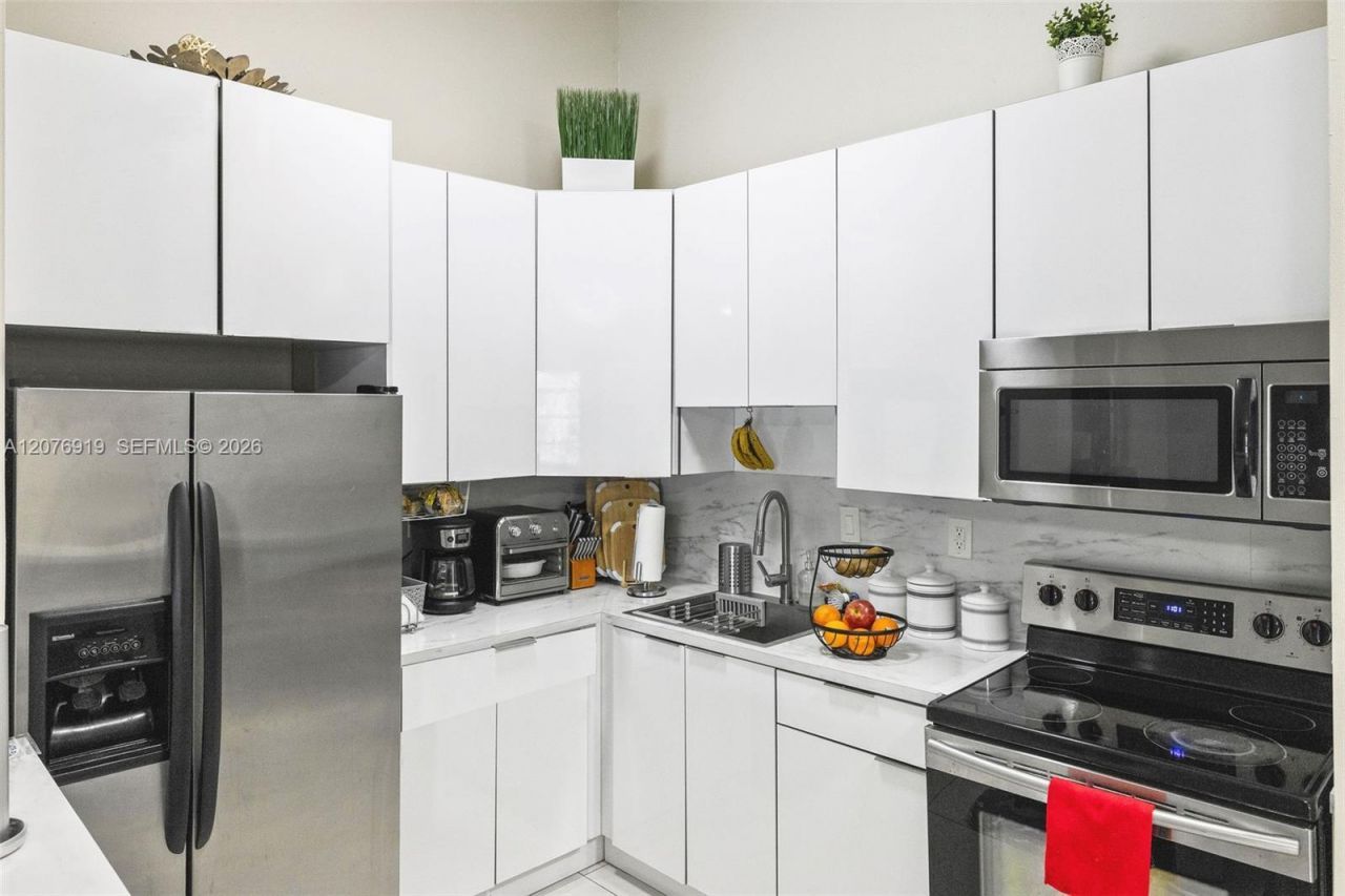 827 NE 199th St, Unit 206, Miami, FL 33179 Photo