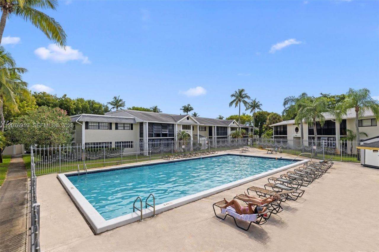 827 NE 199th St, Unit 206, Miami, FL 33179 Photo