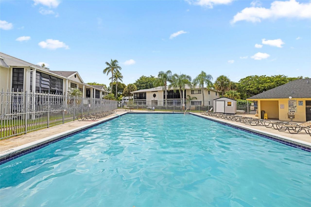 827 NE 199th St, Unit 206, Miami, FL 33179 Photo