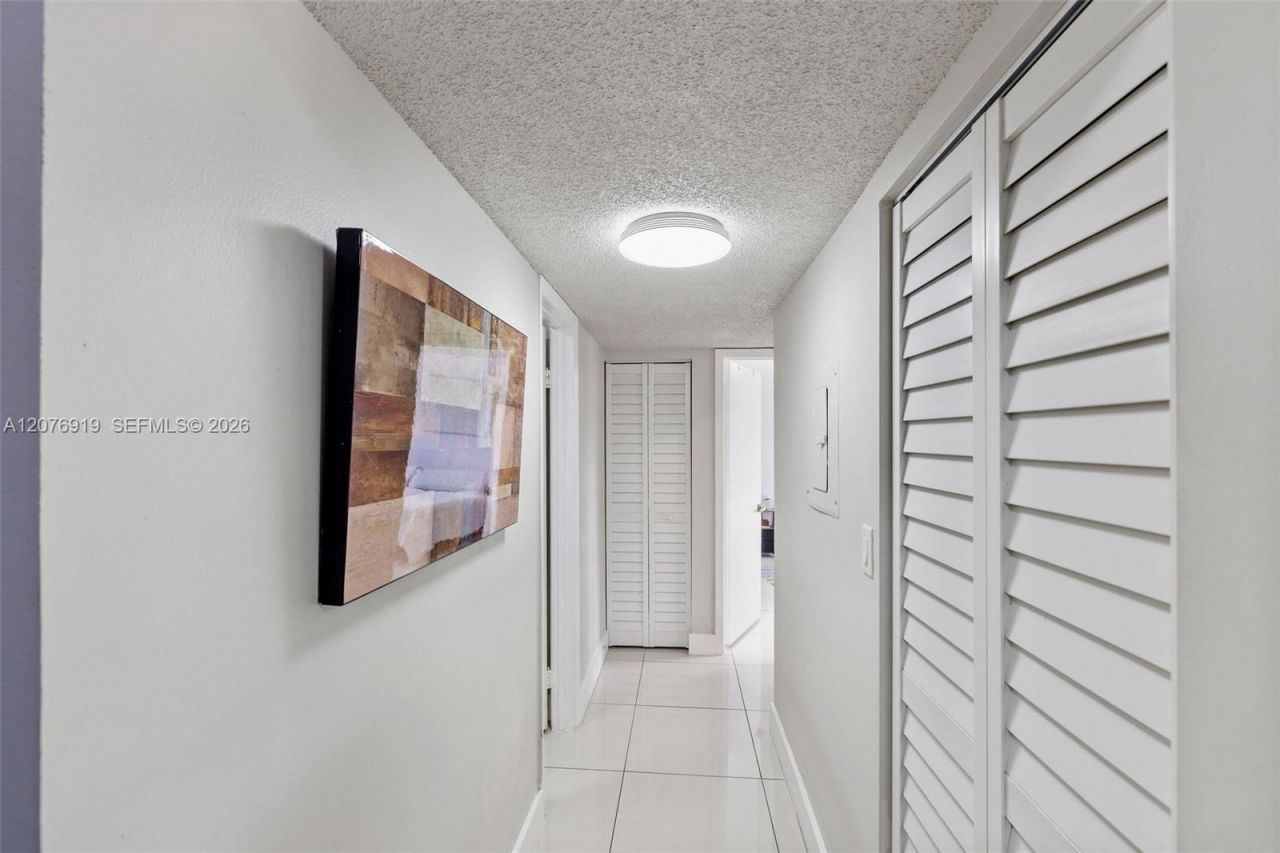 827 NE 199th St, Unit 206, Miami, FL 33179 Photo