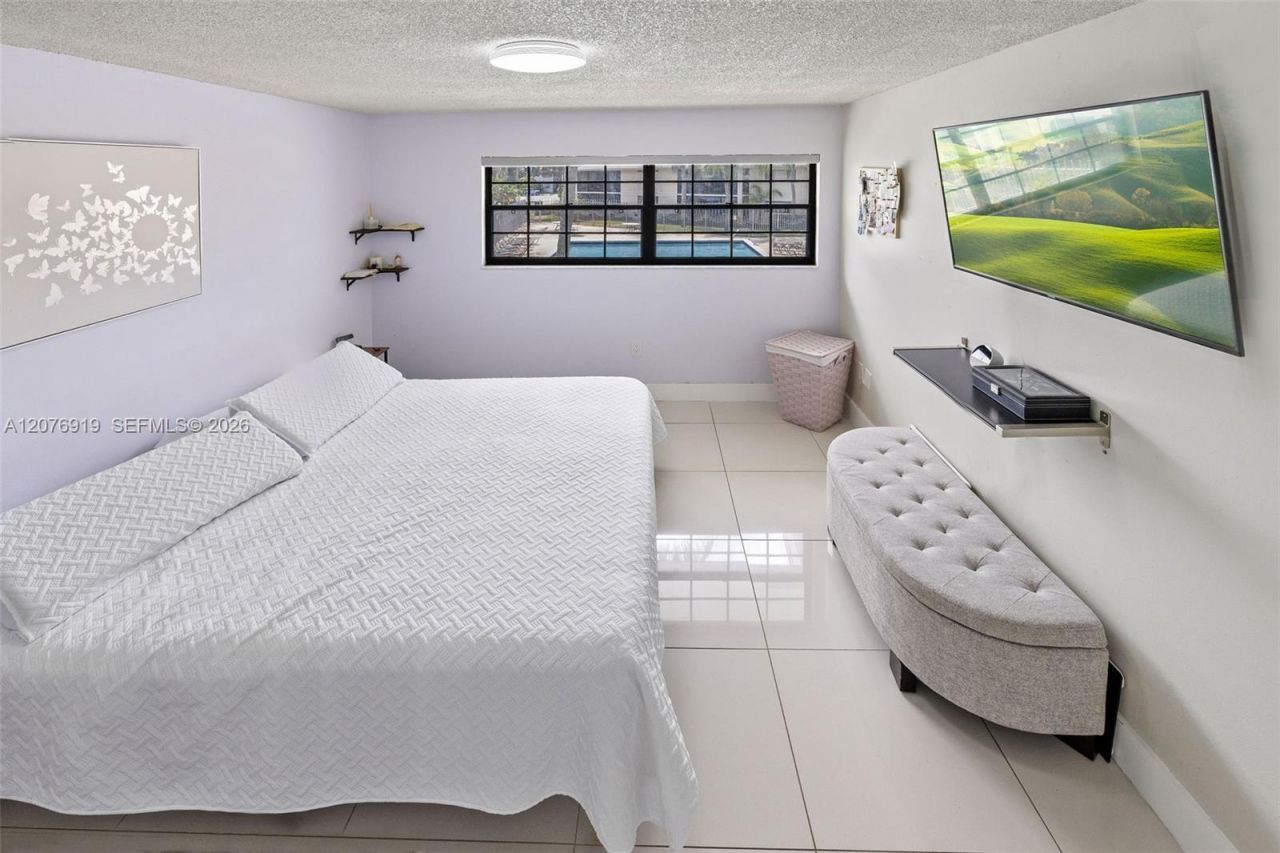 827 NE 199th St, Unit 206, Miami, FL 33179 Photo