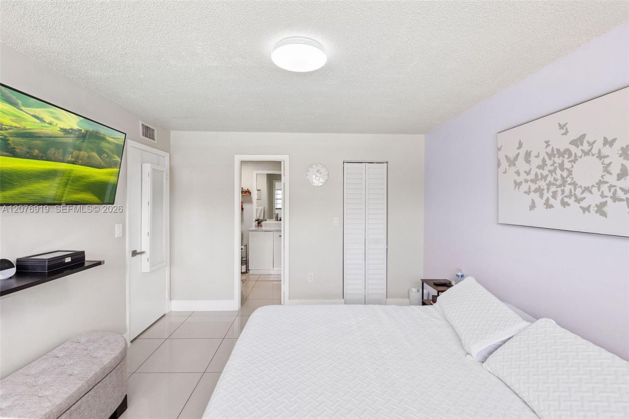 827 NE 199th St, Unit 206, Miami, FL 33179 Photo