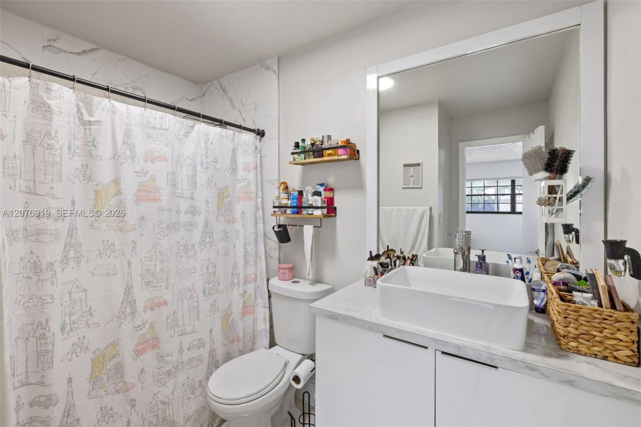 827 NE 199th St, Unit 206, Miami, FL 33179 Photo