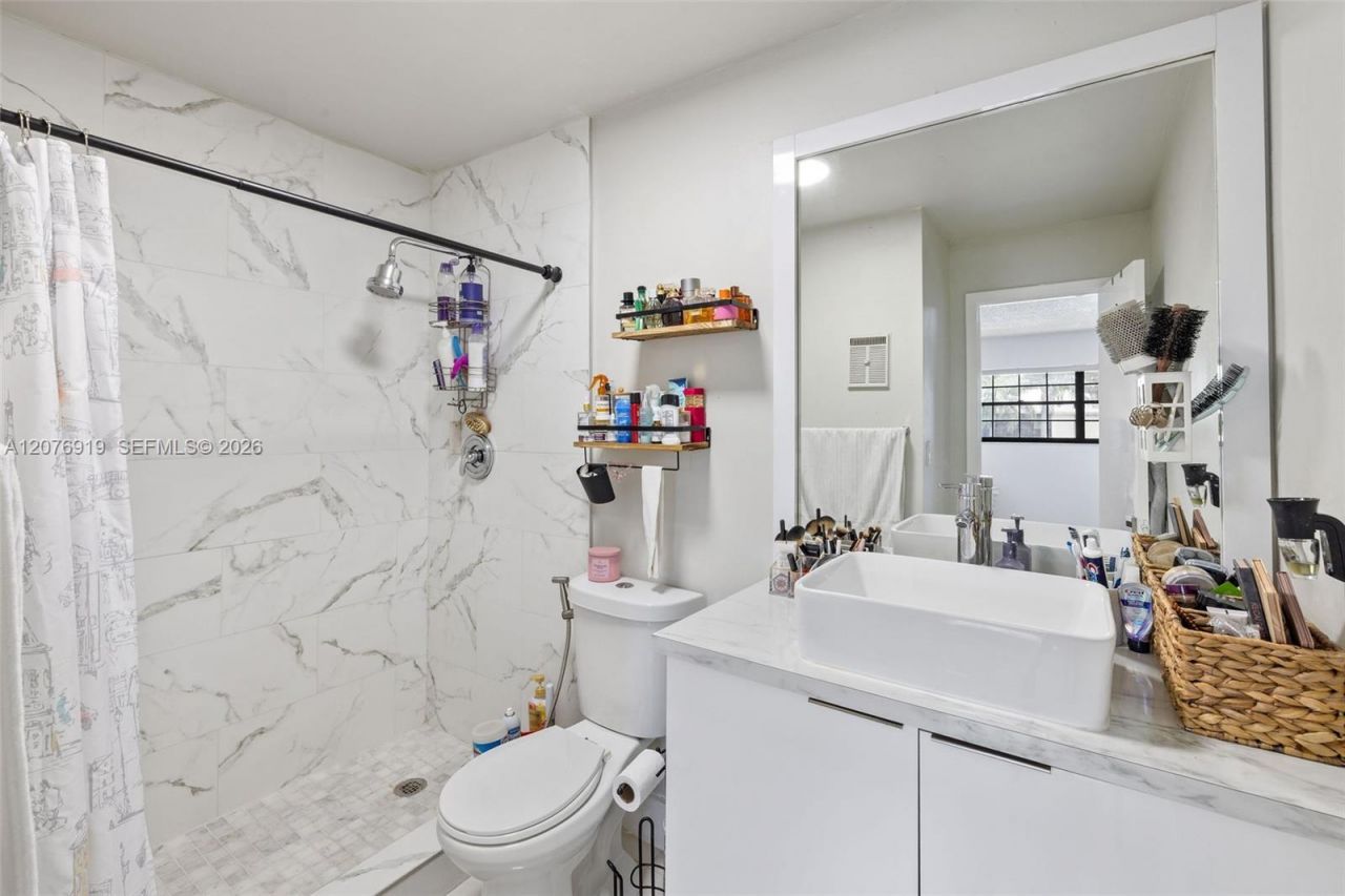 827 NE 199th St, Unit 206, Miami, FL 33179 Photo