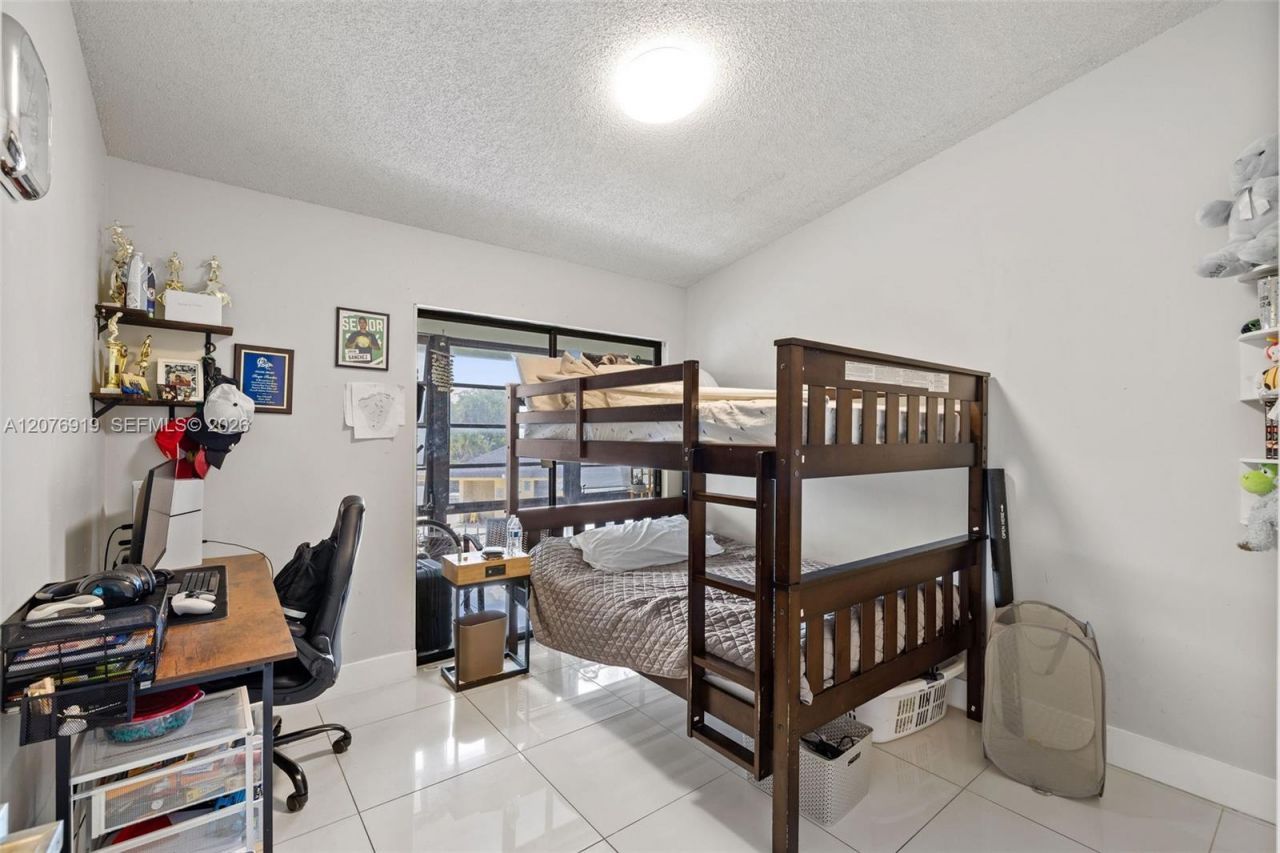 827 NE 199th St, Unit 206, Miami, FL 33179 Photo