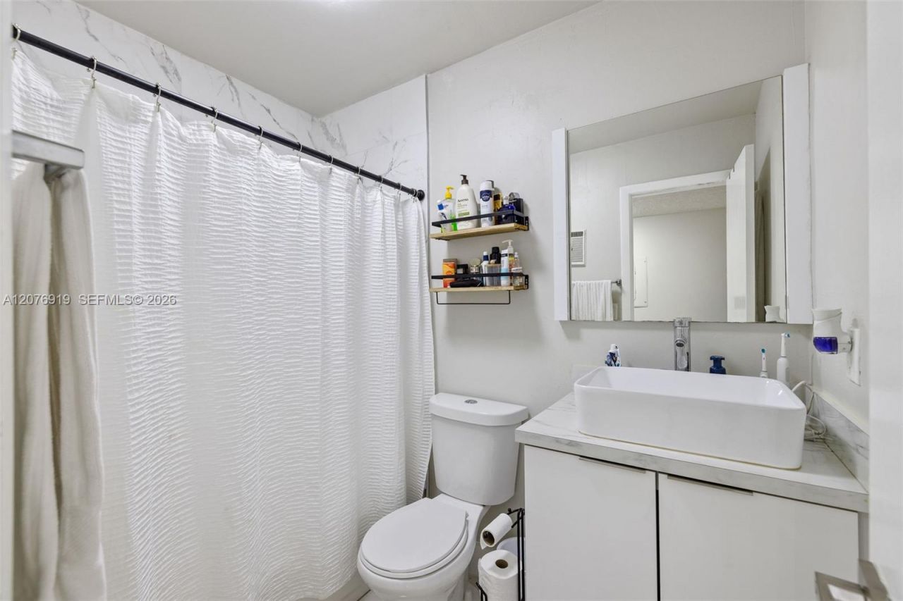 827 NE 199th St, Unit 206, Miami, FL 33179 Photo