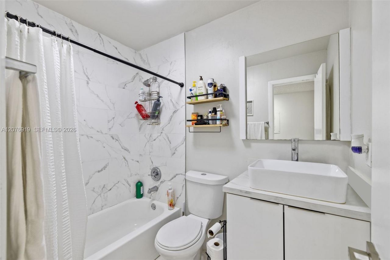 827 NE 199th St, Unit 206, Miami, FL 33179 Photo