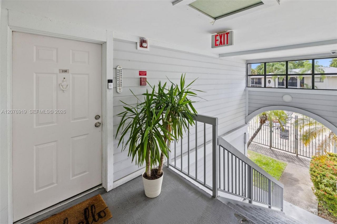 827 NE 199th St, Unit 206, Miami, FL 33179 Photo