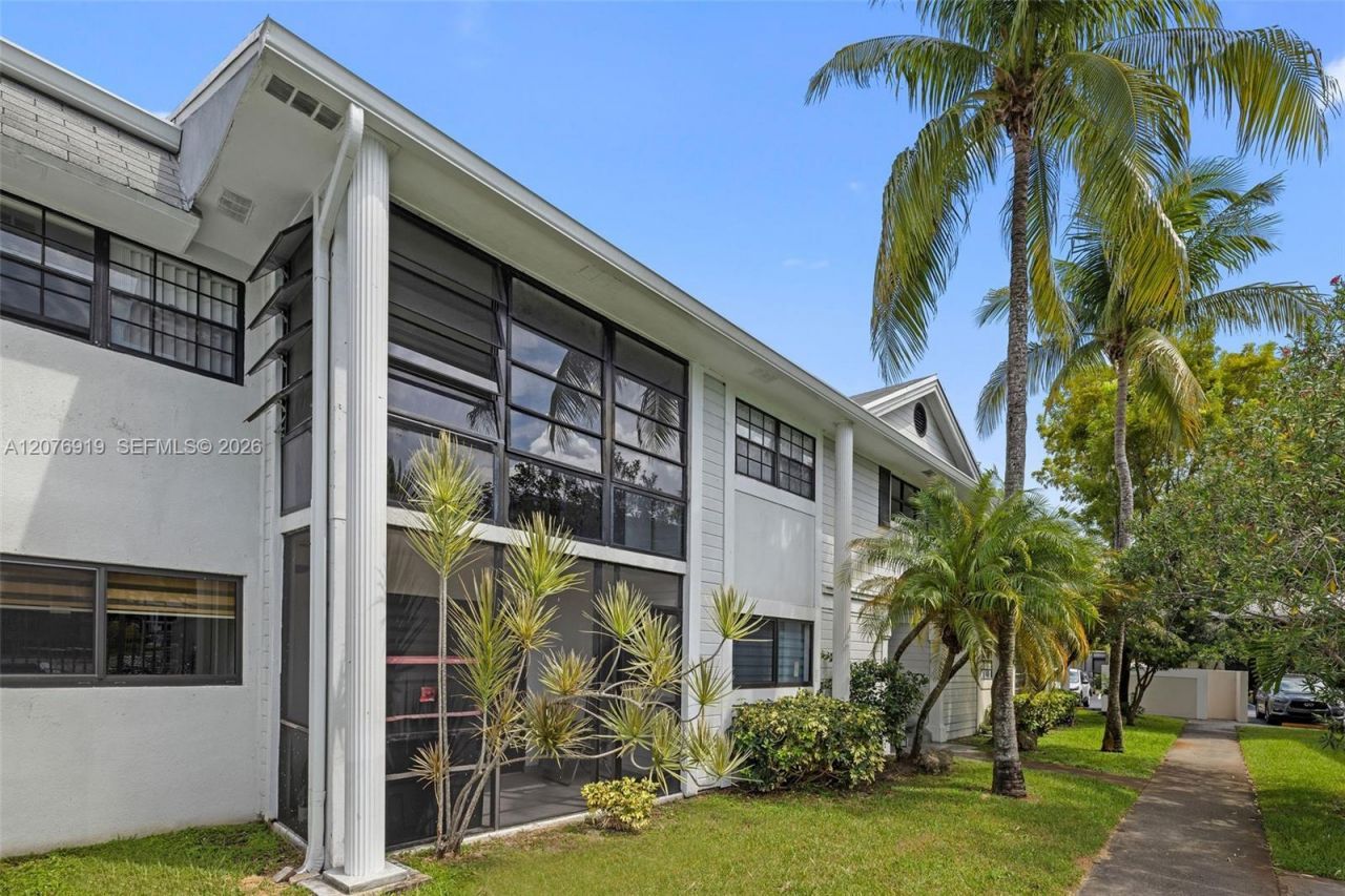 827 NE 199th St, Unit 206, Miami, FL 33179 Photo