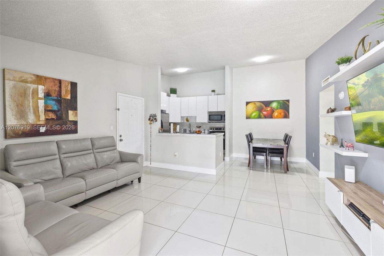 827 NE 199th St, Unit 206, Miami, FL 33179 Photo