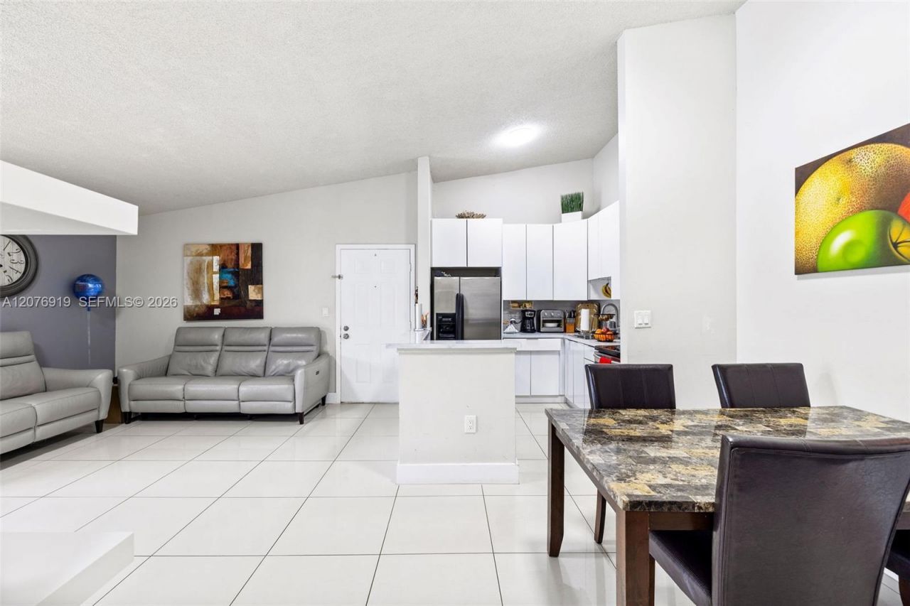827 NE 199th St, Unit 206, Miami, FL 33179 Photo