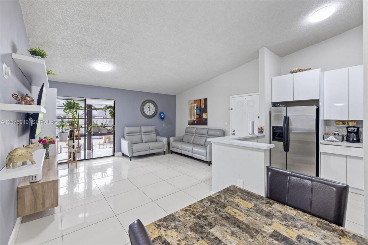 827 NE 199th St, Unit 206, Miami, FL 33179 Photo