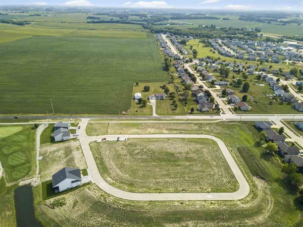 906 Long Dr, Solon, IA 52333
