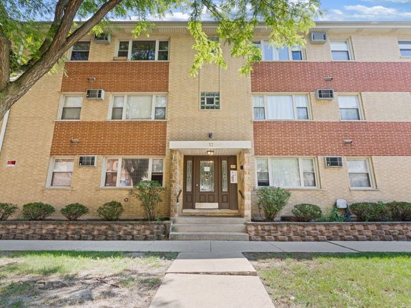 32 Elgin Avenue, Unit B2, Forest Park, IL 60130