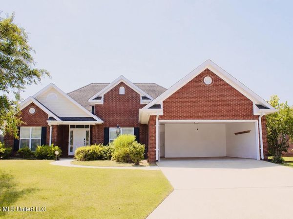 151 Saint James, Grenada, MS 38901