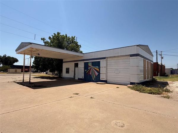 221 N Birch Avenue , Munday, TX 76380