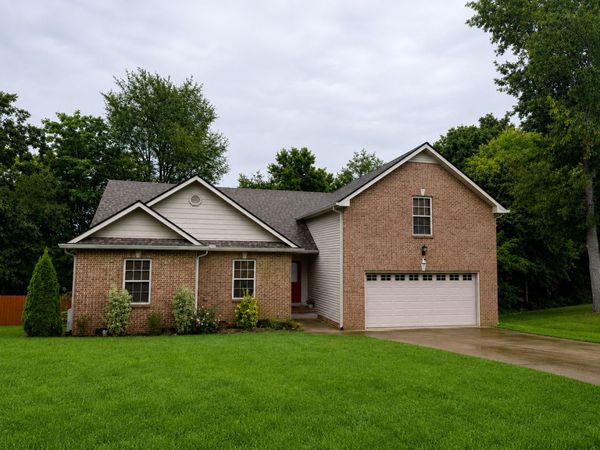 530 Glenstone Springs Dr, Clarksville, TN 37043