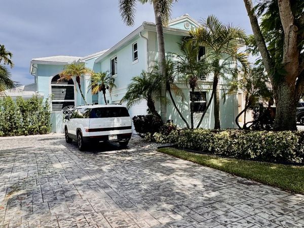 1081 WILSHIRE Circle E, Pembroke Pines, FL 33027