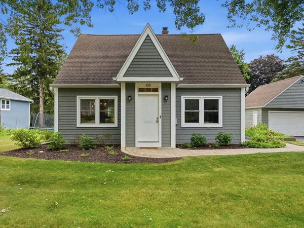 202 S Highland AVENUE, Thiensville, WI 53092