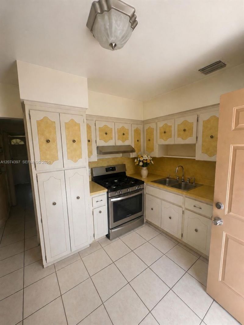 512 SW 10th St , Hallandale Beach, FL 33009 Photo