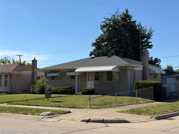 8495 Potomac , Center Line, Mi 48015