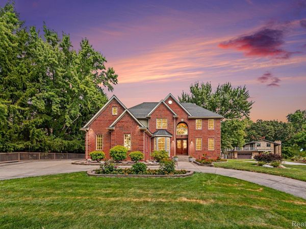 728 Troyvally Street, Troy, Mi 48098