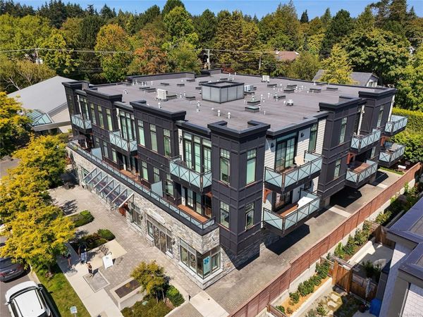 2580 Penrhyn St, Unit #301, Saanich, BC V8N 1G3