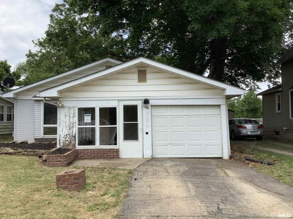 152 N OAK Street, Farmington, IL 61531