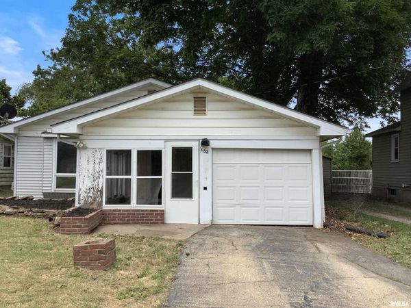 152 N OAK Street, Farmington, IL 61531