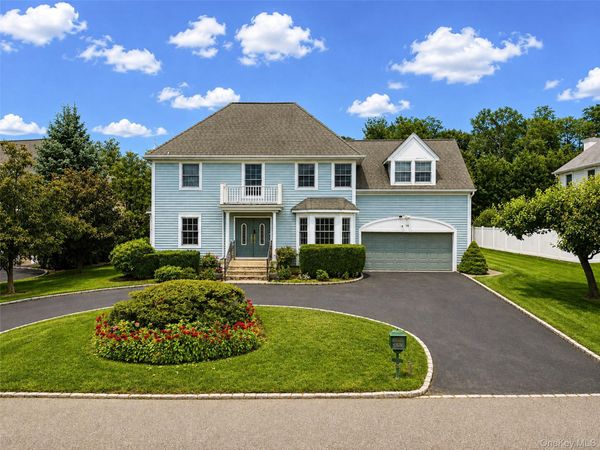 14 Mackay Way , Roslyn, NY 11576