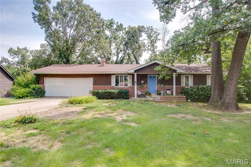 17652 Ridge Drive, Carlinville, IL 62626 Main Photo