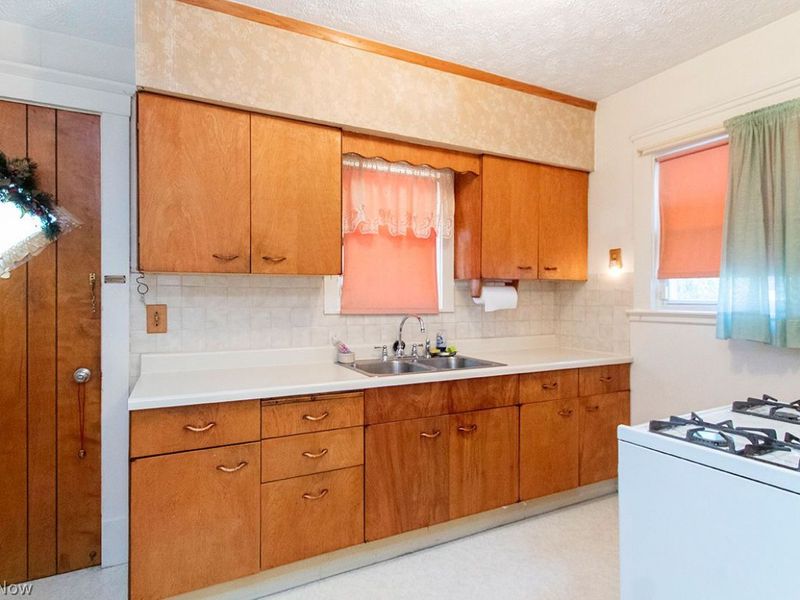 11116 Parkhurst Drive, Cleveland, OH 44111 Photo 14