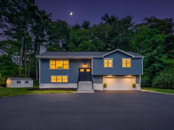 8 Willowdale Dr, Lynnfield, MA 01940