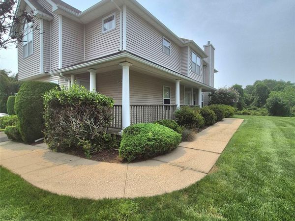 2501 Willow Pond Drive , Riverhead, NY 11901