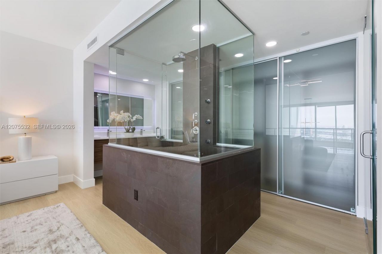 1040 Biscayne Blvd , Unit 3403, Miami, FL 33132 Photo