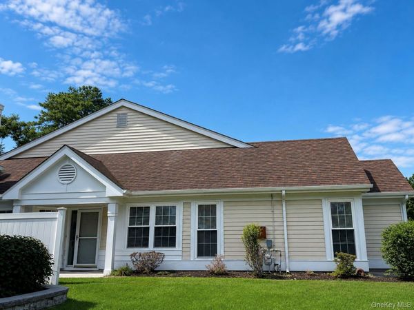6 Oakdale Court , Ridge, NY 11961