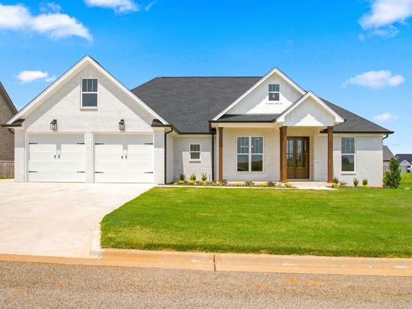 135 Grove Landing Dr, Tuscumbia, AL 35674