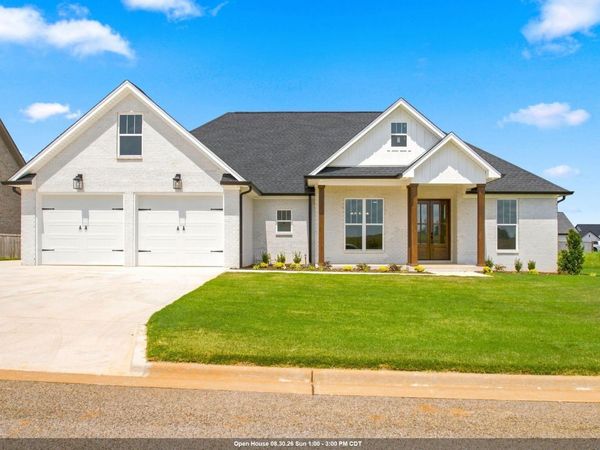 135 Grove Landing Dr, Tuscumbia, AL 35674