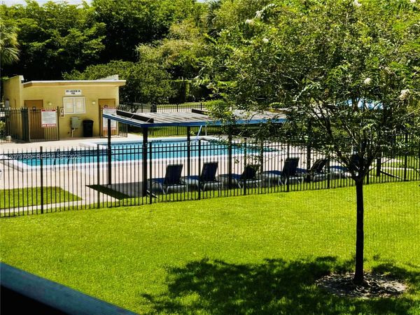 307 Lakeview Dr, Unit 202, Weston, FL 33326