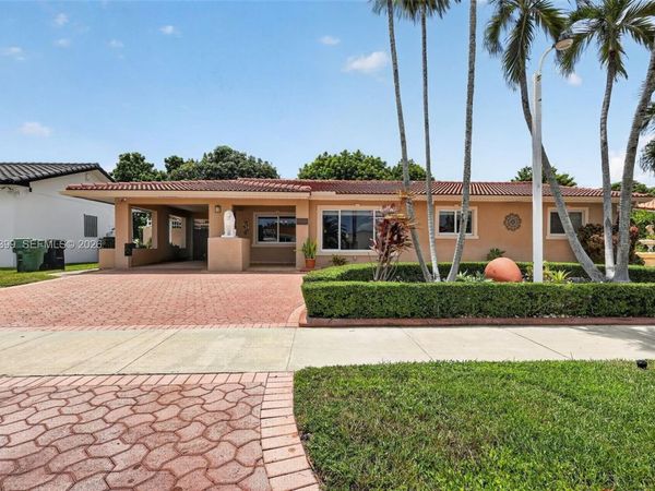 8936 SW 11th St , Miami, FL 33174